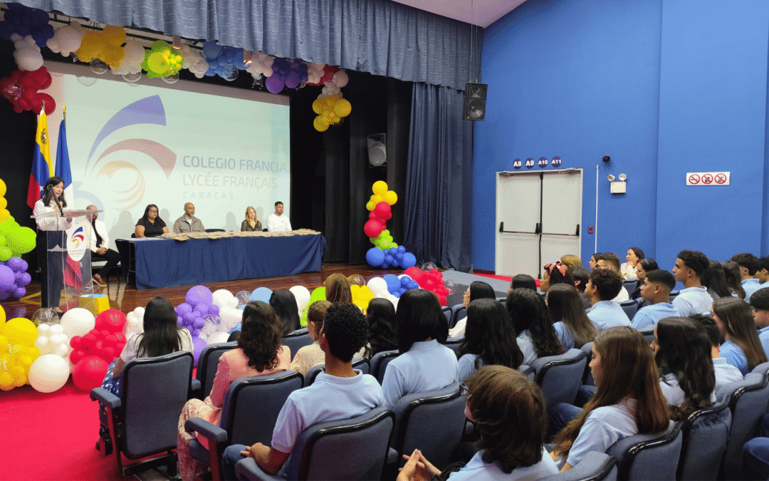 Estudiantes celebran su cambio de chemise