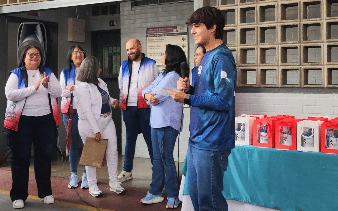 Promo 54 rinde homenaje a los docentes